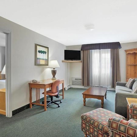 Hotel Baymont By Wyndham Essex Burlington Area Extérieur photo
