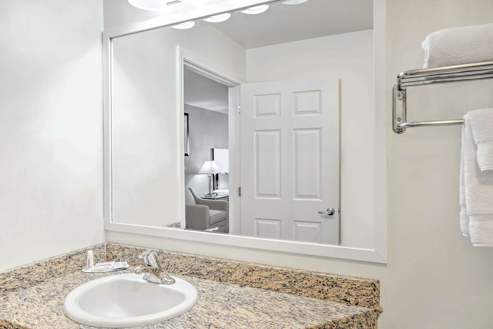 Hotel Baymont By Wyndham Essex Burlington Area Extérieur photo